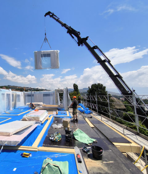 Chantier d’extension d’un bâtiment existant : montage des préfabriqués ...